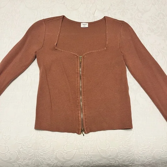 Abercrombie Long Sleeve Zip Front Crop Top - Picture 3 of 5